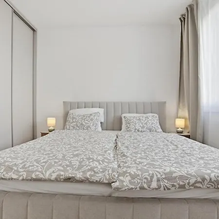 Modern Near Airport With Free Parking شقة