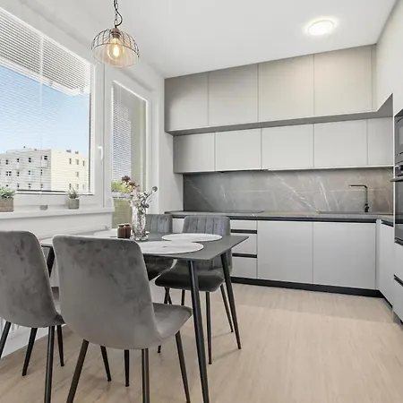 Modern Near Airport With Free Parking شقة *