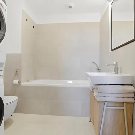 Modern Near Airport With Free Parking شقة *