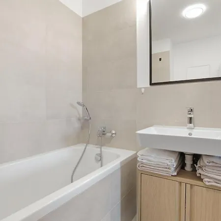 Modern Near Airport With Free Parking *