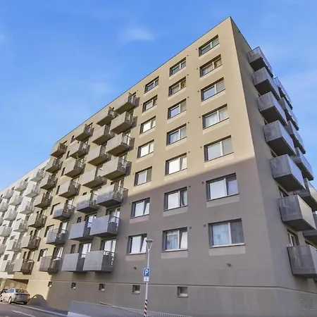 Modern Near Airport With Free Parking Apartamento