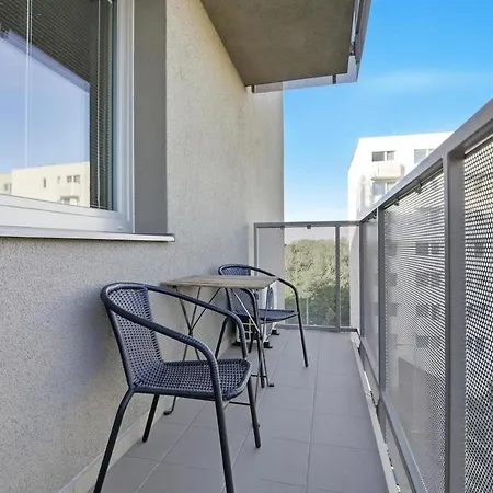 Modern Near Airport With Free Parking شقة *